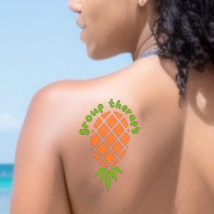 TERAPIA DE GRUPO Abacaxi de cabeça para baixo Tatuagem temporária em preto. Sinalize aos outros que você está interessado em "swinging".