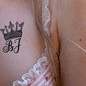 BJ REINE ! Tatouage temporaire sexy, coquin et crépus en noir. Cette reine de la fellation a un visage vraiment mignon et porte une couronne !