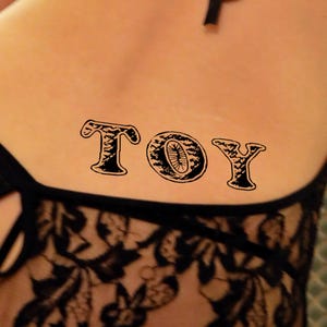 anal TOY heiße freche sexy temporäre Tattoo in schwarz. Machen Sie einen Schritt in Richtung Ihrer Fantasien und gönnen Sie sich den Nervenkitzel , ein bisschen frech zu sein!