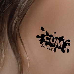 éjacule sur moi ! Tatouage temporaire érotique sexy coquine en noir. Parfait pour des moments privés, de plaisir et d'excitation !