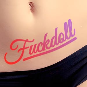 FUCKDOLL ousa usar tatuagem temporária colorida. Perfeita para uma saída à noite com seus amigos, em momentos privados ou uma festa sexy!