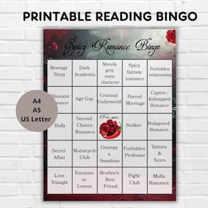 Puede incluir: Tarjeta de bingo de lectura imprimible "Spicy Romance Bingo". La cuadrícula presenta tropos de novelas románticas como "Revenge Story" y "Mafia Romance". Una etiqueta circular indica los tamaños A4, A5 y US Letter.