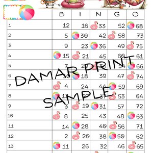 K&ouml;nnte beinhalten: Eine Bingo-Karte zum Thema Poolparty mit einem nummerierten Raster, Illustrationen von rosa Flamingo-Schwimmringen und bunten Strandb&auml;llen. Die &Uuml;berschrift lautet Pool Party und der Text DAMAR PRINT SAMPLE liegt &uuml;ber der Mitte der Karte.