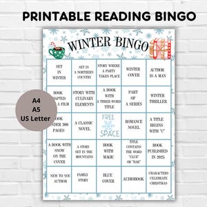 Può includere: Un gioco di bingo invernale stampabile con uno sfondo azzurro chiaro e dettagli a fiocco di neve. Il tabellone di gioco presenta vari suggerimenti di lettura, tra cui "Copertina invernale" e "Libro pubblicato nel 2025". Il testo "Bingo di lettura stampabile" è in alto.