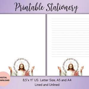 Può includere: Stazioneria stampabile con un'immagine religiosa di Gesù Cristo con il testo "Che la pace e la grazia di Dio ti circondino sempre". La cancelleria è disponibile in formato lettera US 8,5 x 11 pollici, A5 e A4, e viene in opzioni con e senza righe.