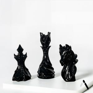 Chessmen Trio Decor Set – König, Königin, Pferdeskulpturen | Luxus Tabletop Schach Dekor | Elegante Figuren | Geschenk für Schach Liebhaber