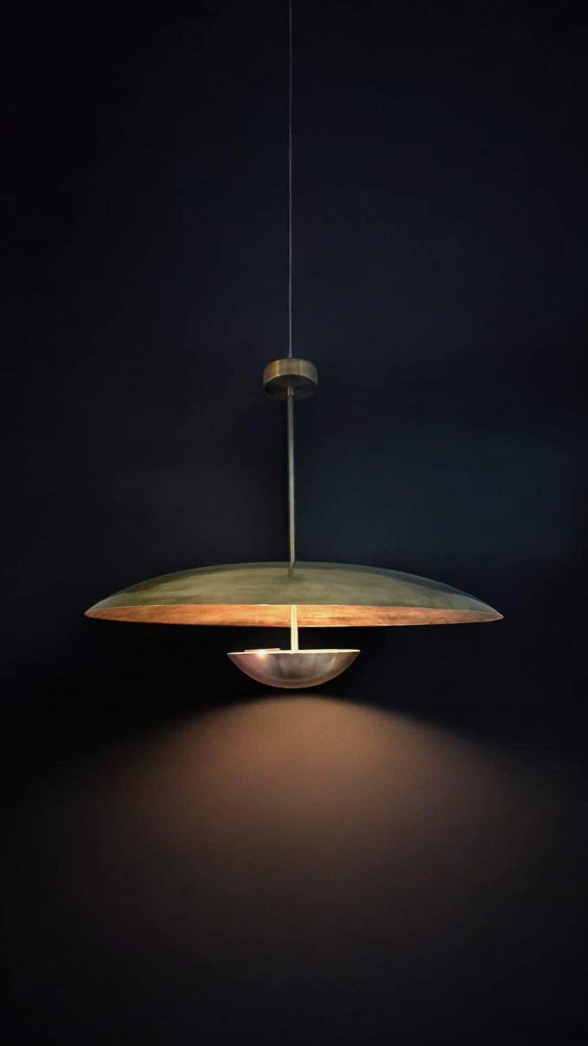 Lampadario traforato in ottone grezzo fatto a mano: stile Sputnik anni '50