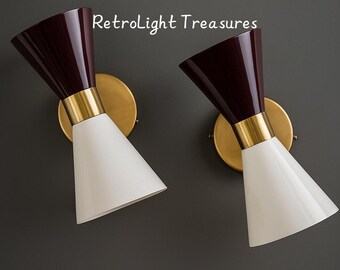 Coppia di applique da parete in ottone in stile moderno di metà secolo: luce conica bianca e marrone