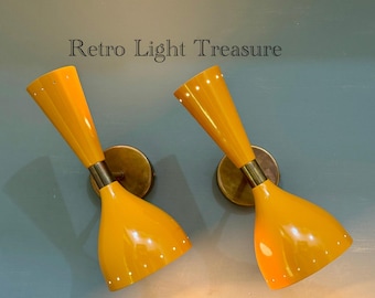 Applique da parete in ottone di metà secolo: lampade da comodino in vetro arancione, MCM Decor