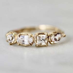 10K guldring med vit safir | Stapelring med blandade snitt | Minimalistisk förlovningsring | Elegant fina smycken, present till henne