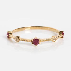 Anillo apilable delicado de rubí en oro de 14 quilates / Anillo con rubí y diamantes con detalles milgrain / Anillo minimalista con la piedra natal de julio / Regalo para ella