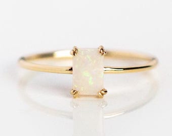 Anillo de oro de 10 quilates con ópalo blanco talla baguette – Joyería minimalista apilable con piedras preciosas