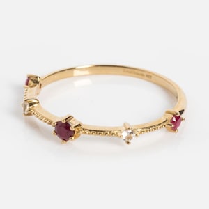 Bague empilable en or 14 carats avec rubis délicats | Jonc millegrain rubis et diamants | Bague minimaliste avec pierre de naissance de juillet | Cadeau pour elle