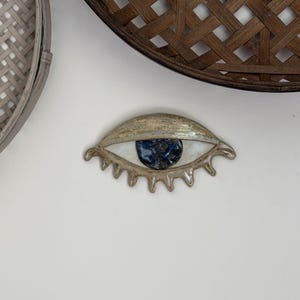 Scultura da parete in ceramica fatta a mano: occhio rustico in ceramica blu, decorazione da appendere al muro.