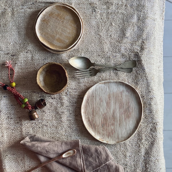 Ensemble d'assiettes en céramique à rayures sur mesure, assiette en poterie rustique faite à la main, assiette de service assiettes mouchetées en grès