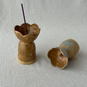 Handgemaakte keramische wierook- en palo santo-houder in aardse stijl | Bloemblaadjesbrander | Sculpturale herfstdecoratie