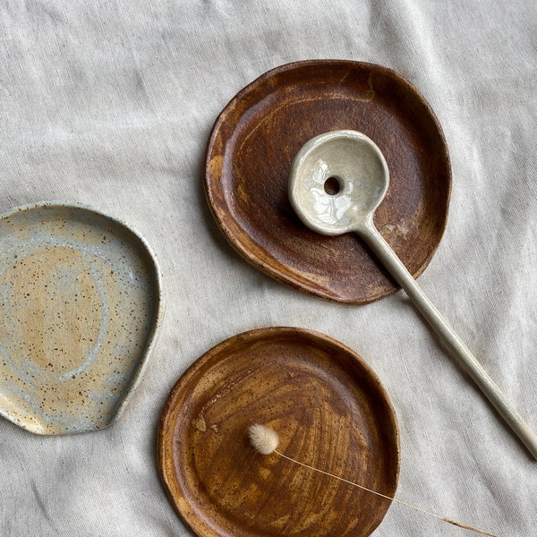Repose-cuillère en poterie, repose-cuillère rustique fait à la main, porte-cuillère moucheté en céramique pour poêle, cadeau minimaliste pour ustensiles de cuisine de ferme, repose-cuillère pour maman