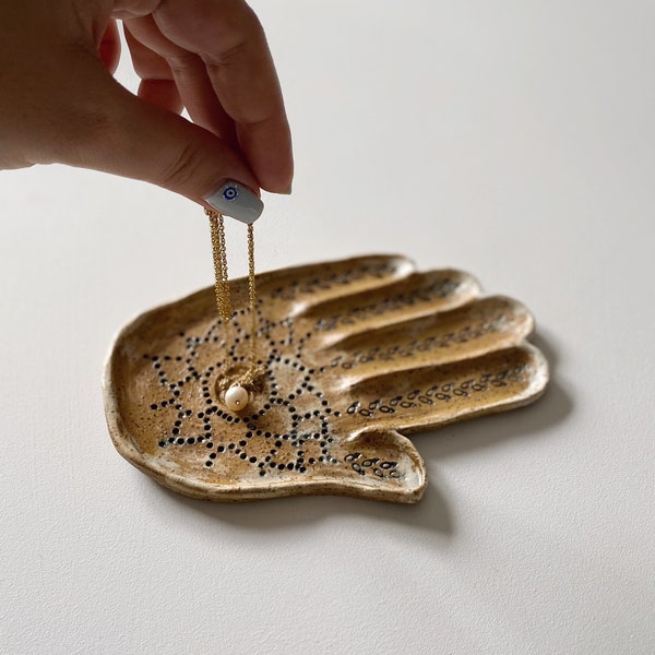 Assiette Hamsa en céramique faite main, porte-bijoux main Hamsa décoratif main de Fatima présentoir de bijoux Hamsa porte-bijoux main cadeau spirituel pour elle