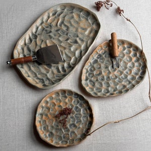 Handgemaakte serveerschalenset met keramiektextuur: rustiek aardewerk presenteerschalen