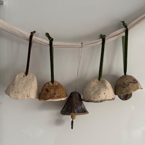 Campana navideña de cerámica hecha a mano, decoración navideña vintage.