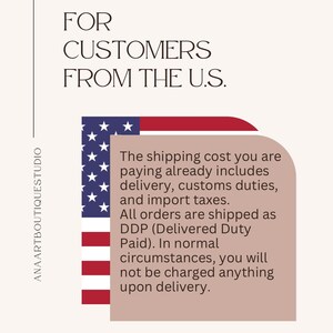 K&ouml;nnte beinhalten: Grafik mit dem Text &bdquo;F&Uuml;R KUNDEN AUS DEN USA&ldquo; und einer Darstellung der amerikanischen Flagge. Der Text erkl&auml;rt, dass die Versandkosten Lieferung, Zollgeb&uuml;hren und Einfuhrsteuern beinhalten.