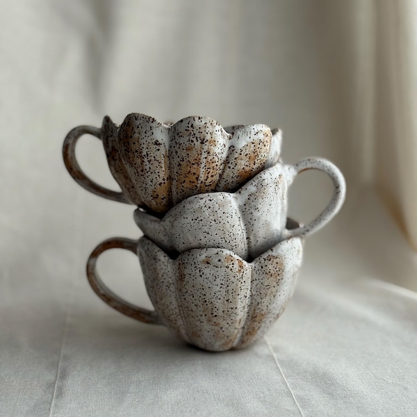 Taza Signature Scalloped – Edición Tonos Tierra - Platillo: Taza de té rústica con pétalos, regalo para ella