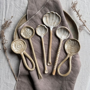 Cuchara de cerámica hecha a mano: cuchara grande decorativa, regalo para mamá, espumadera de cerámica.
