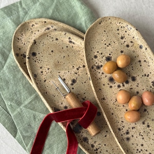 Piatto da portata ovale fatto a mano / Vassoio in gres maculato / Stoviglie Wabi-Sabi