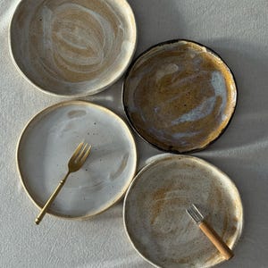 Handgemaakte keramische neutrale dessertborden, vintage aardewerk medium bord