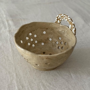 Ciotola in ceramica organica Nerikomi per frutti di bosco con manico decorato con perline – Colino in ceramica fatto a mano, pezzo unico