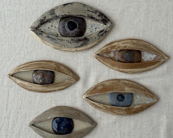 Arte de pared con forma de ojo de gres hecho a mano: decoración rústica de cerámica azul para colgar en la pared