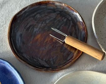 手作りの侘び寂び陶器デザートプレート – 小さくてシンプルな