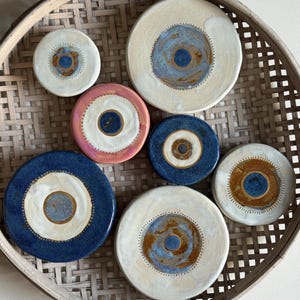 Occhio di Nazar in ceramica con vera lucentezza in oro, decorazione da parete fatta a mano con occhio di Nazar, decorazione con occhio arrotondato blu, regalo per la nuova casa, decorazione greca
