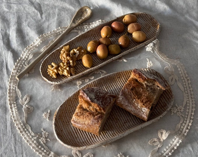 Ensemble d'assiettes en céramique mouchetées, plat de service ovale rustique et ensemble de cuillères, plats d'hébergement neutres en grès faits main assiette ovale en poterie minimale