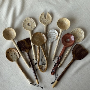 Utensilios de cerámica hechos a mano: Cucharas grandes de cocina de gres rústico