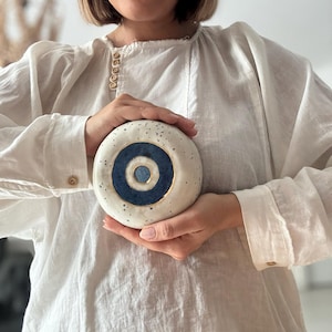 Ręcznie robiony ceramiczny stojak na złe oko, ochronny, domowy, złoty, prezent, ceramiczny, złe oko, centralny element, grecki, niebieski, oko, boho, dekoracja stołu na szczęście