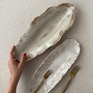 Handgemaakte keramische grote serveerschaal: rustiek geschulpt wit dienblad