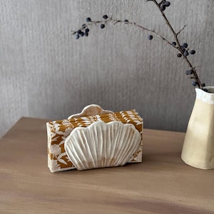 Maßgeschneiderte Liste Keramikschale Serviettenhalter rustikale weiße minimale Keramik Gewebehalter handgemachte plissierte Serviettenbox Shell Island Style Geschirr