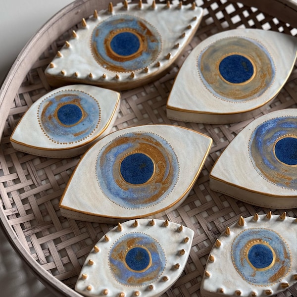 Handgemaakte keramische wanddecoratie met het boze oog: beschermende blauw-gouden wanddecoratie