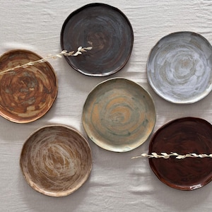 Handgemachte Keramikteller: Großer Wabi Sabi Teller aus Steingut, Vintage Geschirr