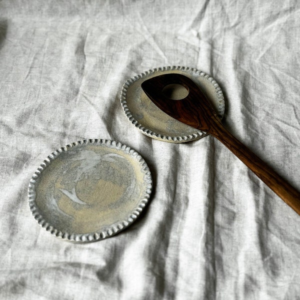 repose-cuillère en céramique | repose-cuillère en poterie fait main | Décoration de cuisine de ferme minimaliste ustensiles de cuisine en poterie blanche rustique assiettes à dessert