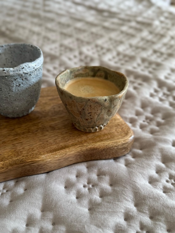 Handgemachte Steingut Espresso Tasse : Rustikale Keramik in gewürzten Neutralen