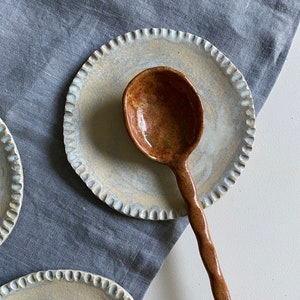 Repose-cuillère en céramique, repose-cuillère rustique en poterie faite main, repose-cuillère minimaliste sur la cuisinière, accessoire de cuisine de ferme, cadeau unique pour maman elle-même