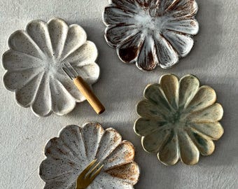 手作り陶器の花のデザートプレート - スカラップストーンウェア皿