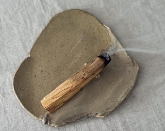 Soporte de cerámica Nerikomi hecho a mano para Palo Santo - Soporte para incienso Wabi sabi - Plato para sahumerio de forma orgánica