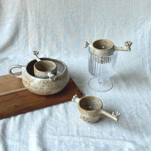 Infusor de té de cerámica, infusor de té de hierbas hecho a mano, colador de hojas de infusión de cerámica rústica, regalo para los amantes de la rutina del té, accesorio de arcilla para bebidas.