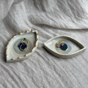 Piatto portagioie in ceramica fatto a mano con vero lustro in oro 14 carati, piatto portaoggetti in ceramica, vassoio portagioie in stile greco con anello contro il malocchio, decorazione boho per l'occhio.
