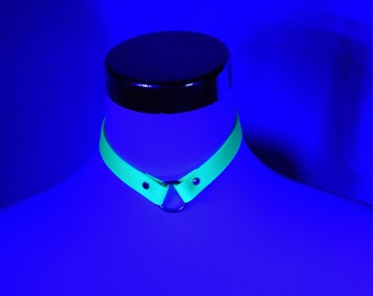 Neon gelber Choker Halsband leuchtet im Schwarzlicht | UV-Licht Ringchoker mit silbernem Ring Cyberpunk | Cybergothic | Psytrance