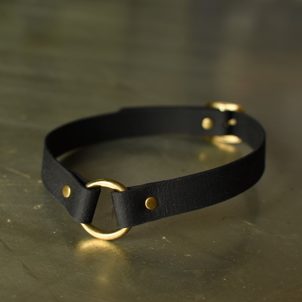 Dezenter Choker mit goldenem Ring | Choker mit Ring | elegantes Halsband | Vegan