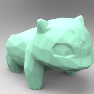 Può includere: Una statuetta di un personaggio Pokemon, stampata in 3D in verde chiaro, in stile low-poly. La statuetta ha una forma arrotondata e tozza, con un orecchio appuntito e un viso largo e piatto.